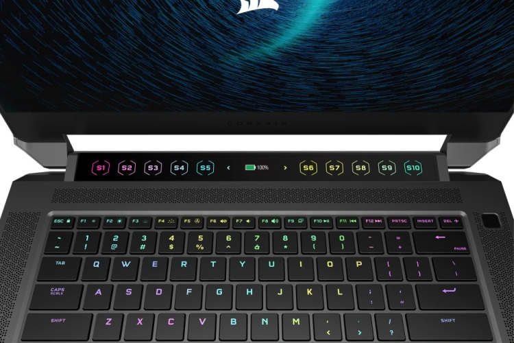 Corsair представила свой первый игровой ноутбук Voyager a1600 — Ryzen 6000HS, Radeon RX 6800M и аналог Apple Touch Bar