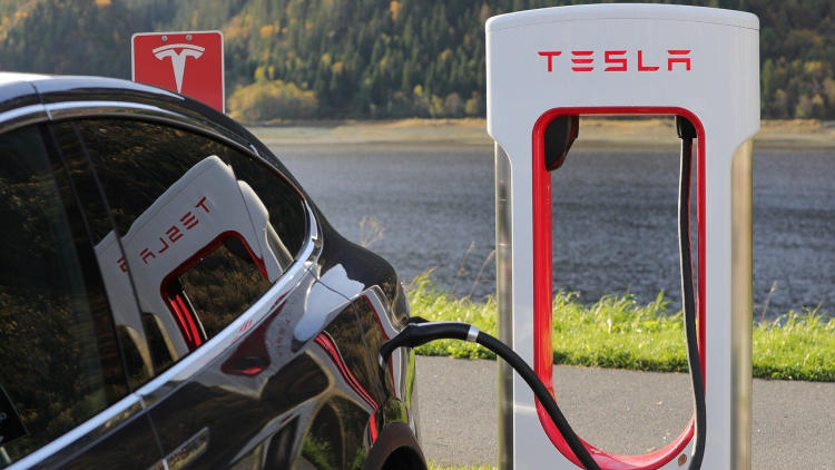 Германия начала расследование в отношении автопилота Tesla