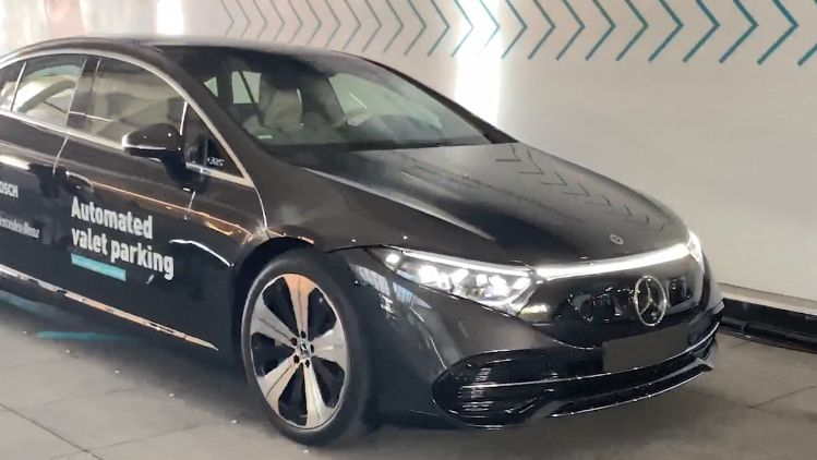 Mercedes-Benz и Bosch продемонстрировали работу технологии автоматического маневрирования по паркингу