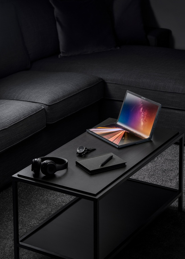 ASUS представила Zenbook 17 Fold OLED — гибрид ноутбука и планшета с огромным гибким OLED-экраном