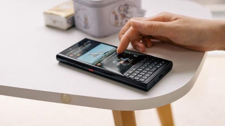 На Kickstarter появился смартфон в стиле BlackBerry с физической QWERTY-клавиатурой и Android