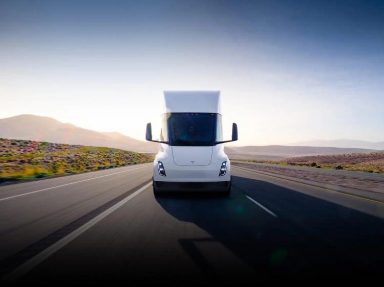 Tesla перестала принимать предзаказы на электрогрузовики Semi и обновила их спецификации