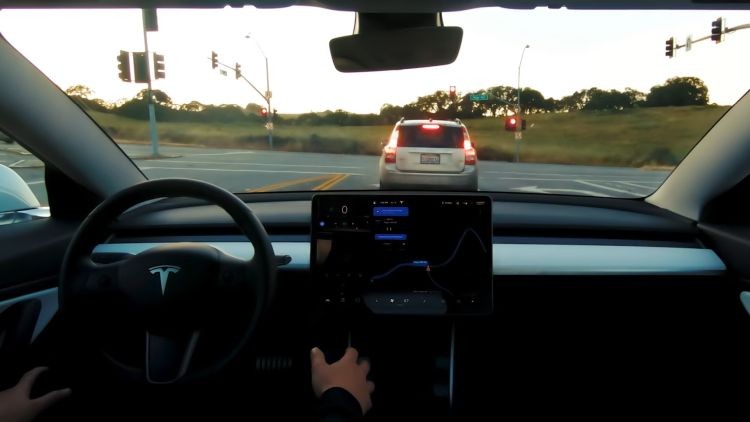 Автопилот Tesla может в будущем научиться экстренному маневрированию