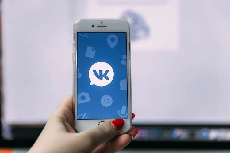 Холдинг Алишера Усманова продал свою долю в компании VK