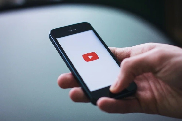 Роскомнадзор пригрозил YouTube ограничением доступа за блокировку канала RT