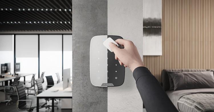 Клавиатура Ajax KeyPad Plus для систем безопасности обеспечит простую бесконтактную идентификацию пользователей