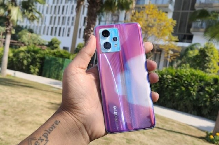 Realme показала, как смартфон 9 Pro+ меняет цвет задней панели