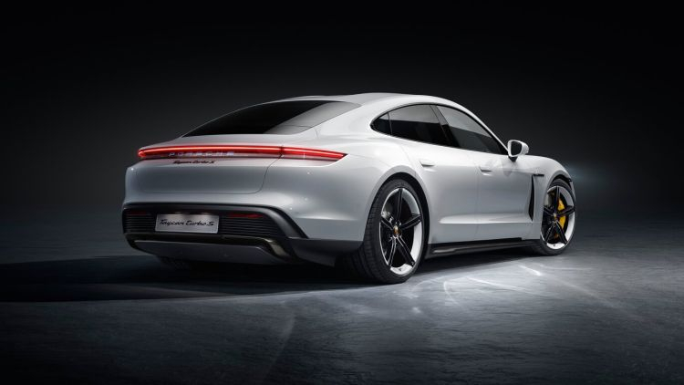 До конца десятилетия Porsche намеревается оснастить спорткар 911 твердотельными аккумуляторами