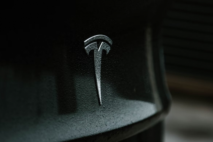 Tesla на две недели остановит производство в Шанхае, а заводы в Техасе и Берлине «теряют миллиарды» из-за нехватки аккумуляторов