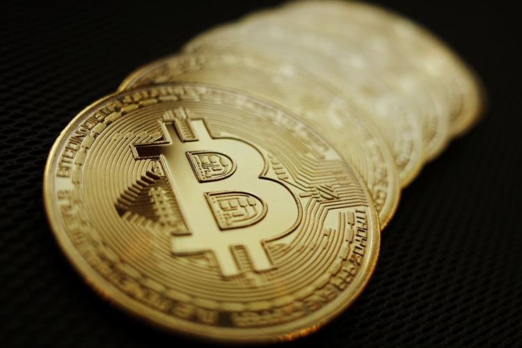 Более 40 % инвесторов в биткоин ушли в минус из-за падения курса криптовалюты