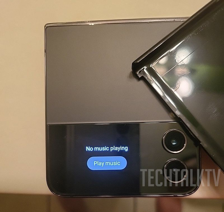 Смартфон Samsung Galaxy Z Flip 4 получит экран с незаметной линией сгиба