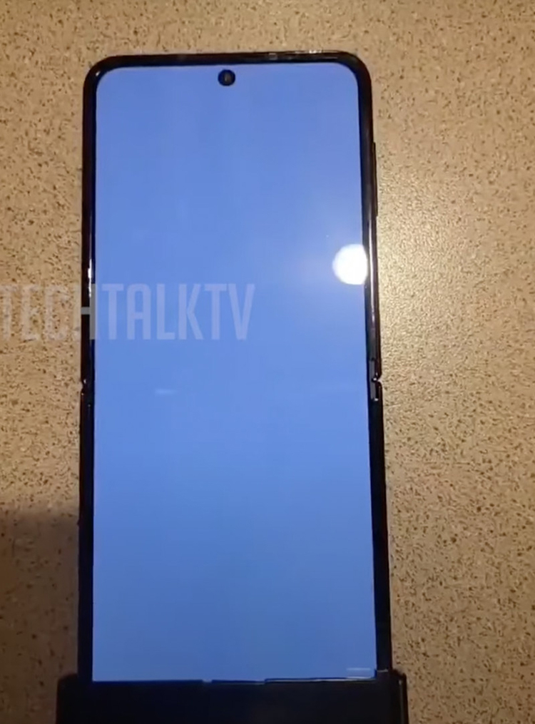 Смартфон Samsung Galaxy Z Flip 4 получит экран с незаметной линией сгиба