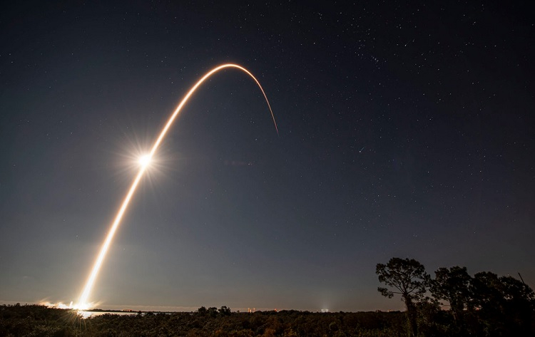 Геомагнитная буря вывела из строя 40 новых интернет-спутников SpaceX Starlink