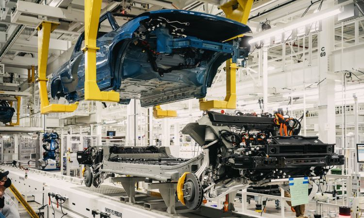 По мнению автоэксперта, электрические пикапы Rivian R1T стоят больше, чем за них просят