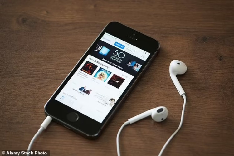 Apple выручила $6,5 млрд за счёт исключения из комплекта iPhone зарядки и наушников
