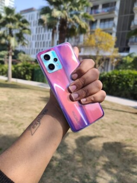 Realme показала, как смартфон 9 Pro+ меняет цвет задней панели