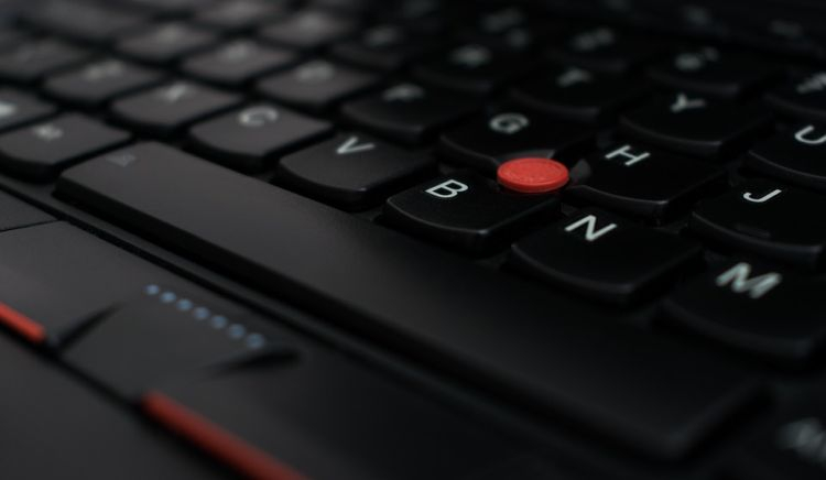 Популярность гибридной работы обеспечила Lenovo рекордные прибыль и выручку в последнем квартале