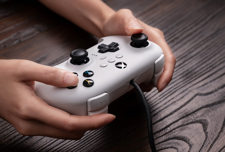 8BitDo представил первый геймпад в стиле Xbox с ассиметричными стиками