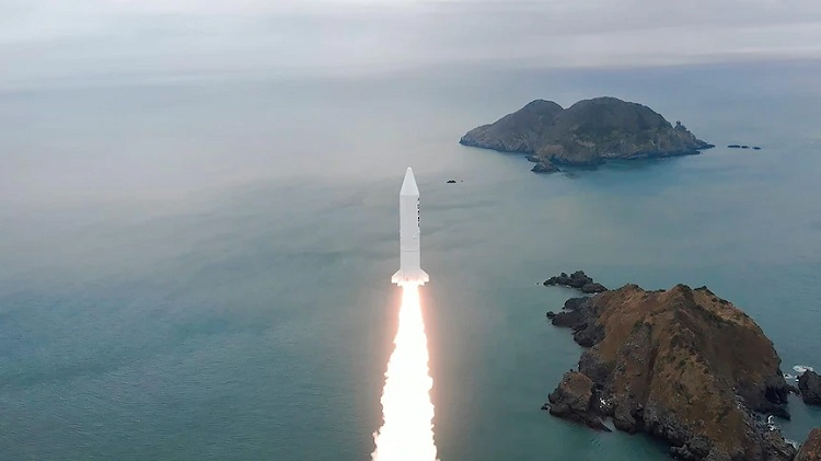 Южная Корея успешно испытала твердотопливную ракету — она сможет быстро выводить спутники на низкую орбиту