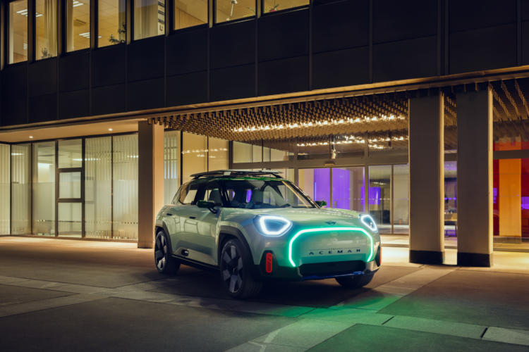 Mini представила концепт электромобиля Aceman со множеством подсветки и несколькими проекторами