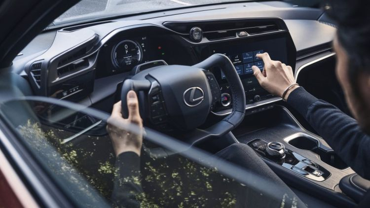 Электрический Lexus RZ 450e получит штурвал вместо руля и переменное передаточное отношение