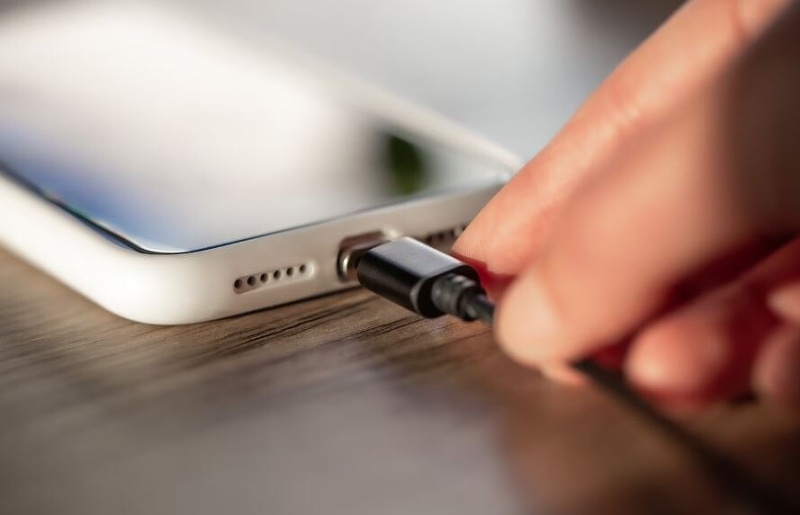 Apple крушит свои iPhone. Новая iOS разряжает аккумуляторы за считанные часы. Время зарядки увеличилось вдвое