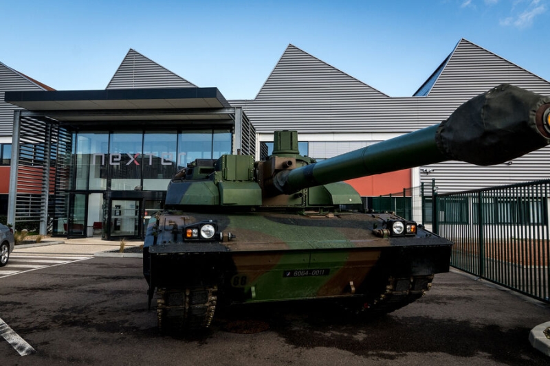Армия Франции получила два модернизированных танка Leclerc XLR