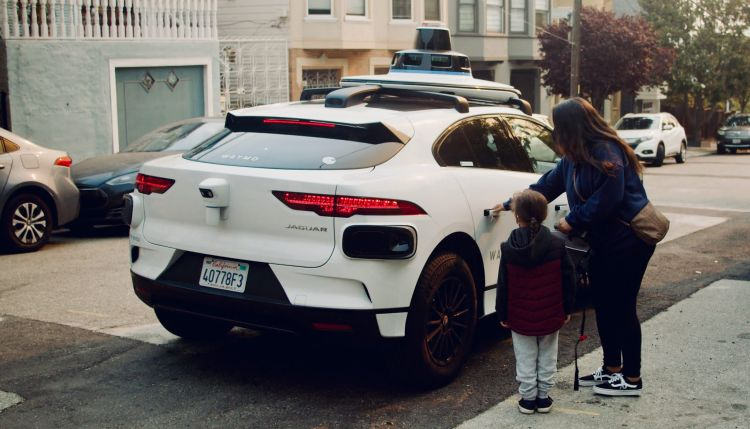 Waymo и Cruise получили право осуществлять коммерческие перевозки на автоматических такси в Калифорнии
