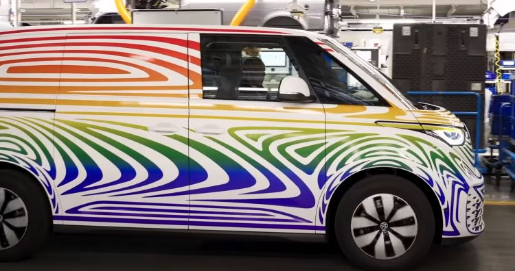 Новое видео позволило разглядеть электрический минивэн Volkswagen ID.Buzz со всех сторон