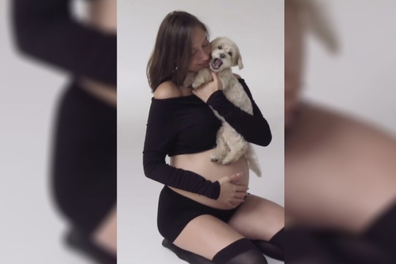 Беременная девушка Тимати снялась в укороченном топе и трусах