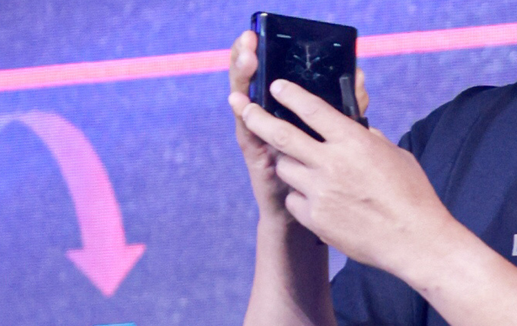 Motorola показала смартфон-раскладушку Razr 2022 с гибким дисплеем