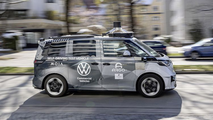 Глава Volkswagen осуществил пробную поездку в автоматическом минивэне ID.Buzz в центре Мюнхена