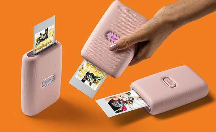 Карманный фотопринтер Fujifilm Instax Mini Link печатает снимки за 12 секунд