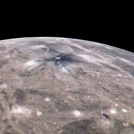 Зонд NASA «Юнона» прислал великолепные фото полумесяца Юпитера и его спутника Ганимеда