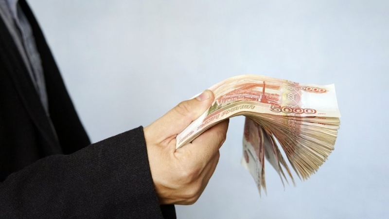 Мужчина держит в руках деньги