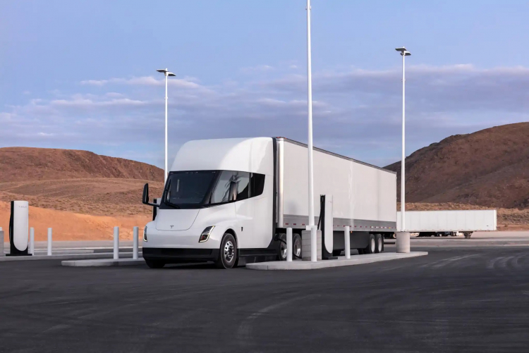 Tesla перестала принимать предзаказы на электрогрузовики Semi и обновила их спецификации