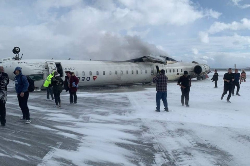 Число пострадавших в перевернувшемся самолете в аэропорту Торонто удвоилось