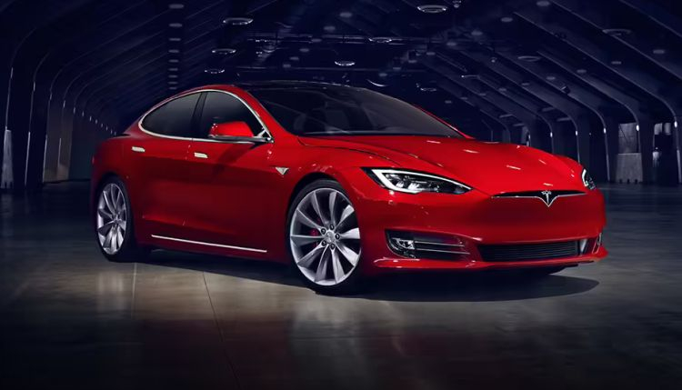 За год конкуренты заметно потеснили Tesla на рынке электромобилей США, но она по-прежнему в разы их опережает