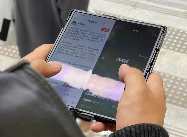 Первый складной смартфон Vivo показался на фото — на гибком экране нет видимой складки