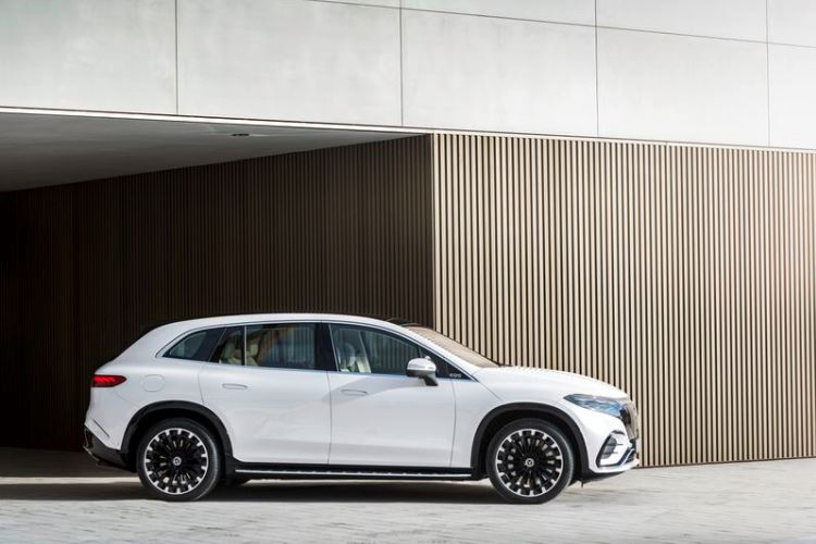 Mercedes-Benz представила флагманский электрический кроссовер EQS SUV
