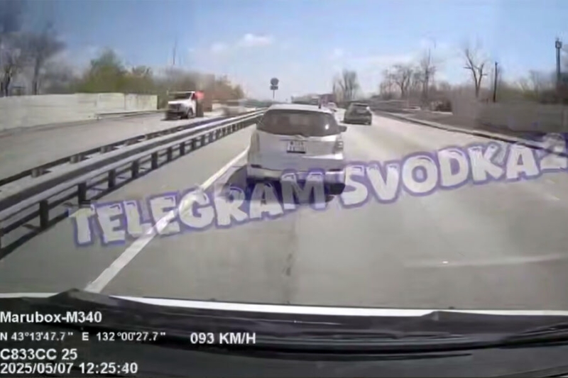 «Едва не улетели в лобовое»: приморец на Honda мешал проезду скорой, спешившей к пациенту