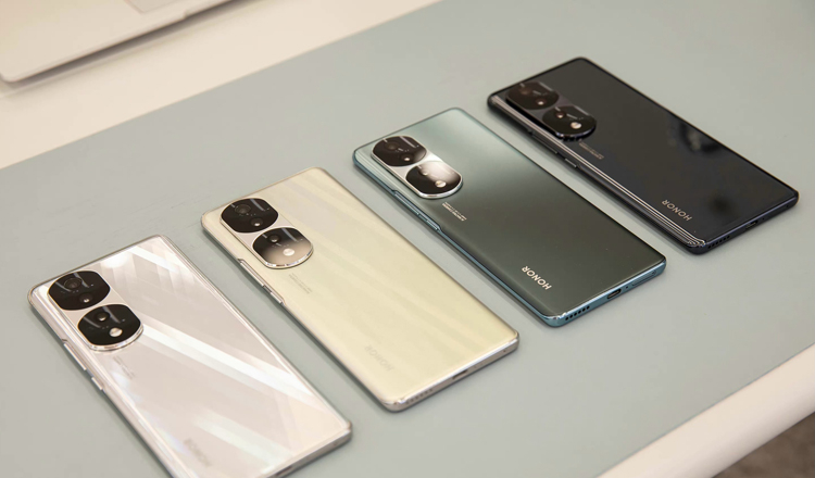 Смартфоны Honor 70 и 70 Pro показались на изображениях с тройными камерами и загнутыми экранами