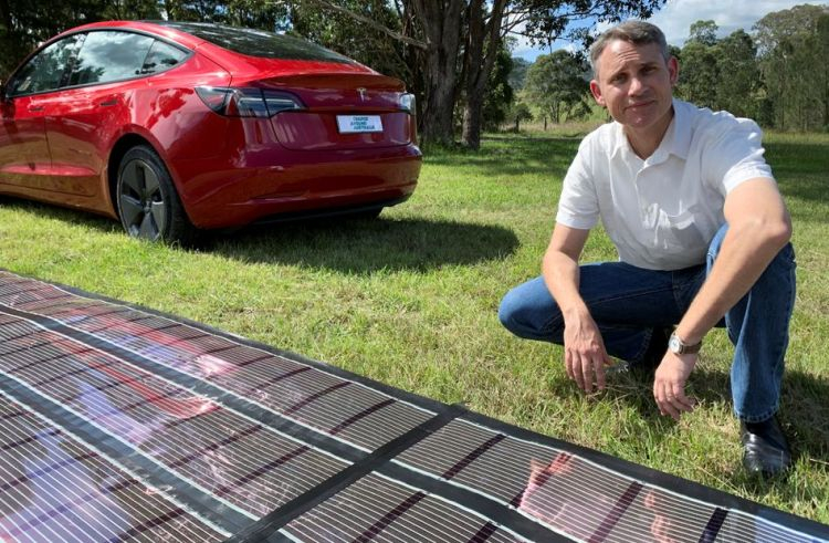 Скатертью зарядка: учёные проедут 15 000 км на электромобиле Tesla, заряжая его от рулонных солнечных панелей