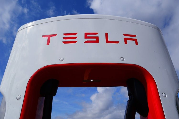 Слухи: Tesla разрабатывает собственный магазин приложений для конкуренции с Apple и Google