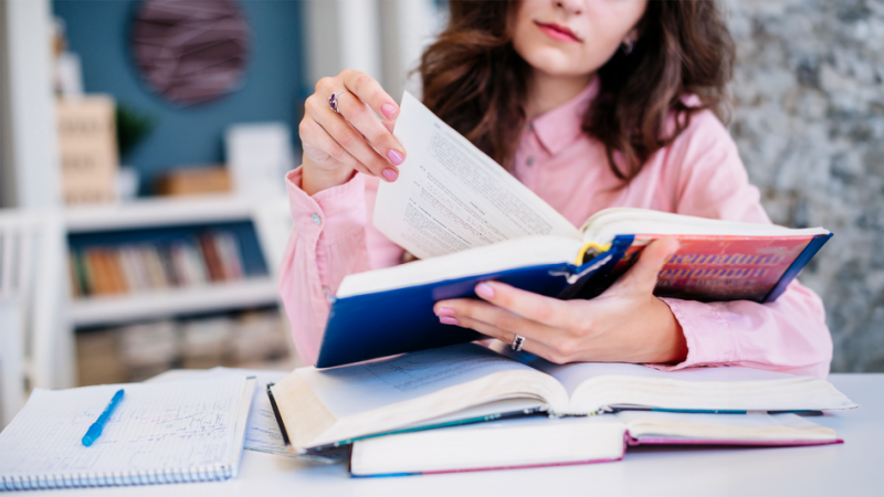 Девушки читает книгу за столом
