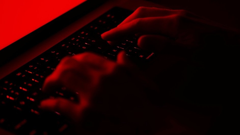 Ноутбук, клавиатура, мошенник