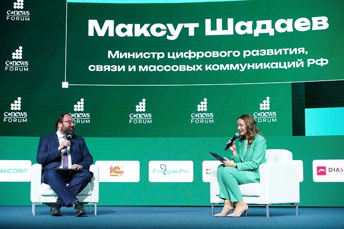 Глава Минцифры: Учителям и медикам выдадут планшеты на двух российских ОС