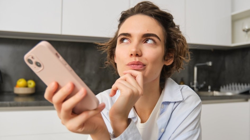 Женщина задумчиво сидит