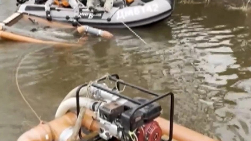 Водолазы с помощью спецтехники доставали монеты со дна реки