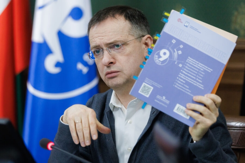 Книги Владимира Мединского внесли в программу внеклассного чтения